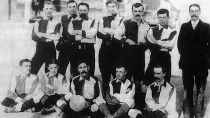 El equipo de Pachuca en la temporada 1903-04, con William Bray (primera fila, extremo derecho).