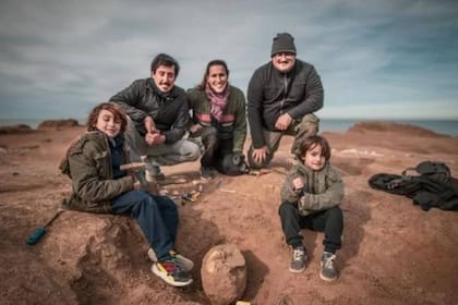El equipo de paleontólogos junto con Vicente (a la izquierda), su hermano y su padre