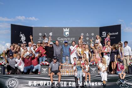 El equipo de Pilot, que además de Pieres integraron Matías Torres Zavaleta, Mackenzie Weisz y Curtis Pilot, en el podio, a puro festejo.