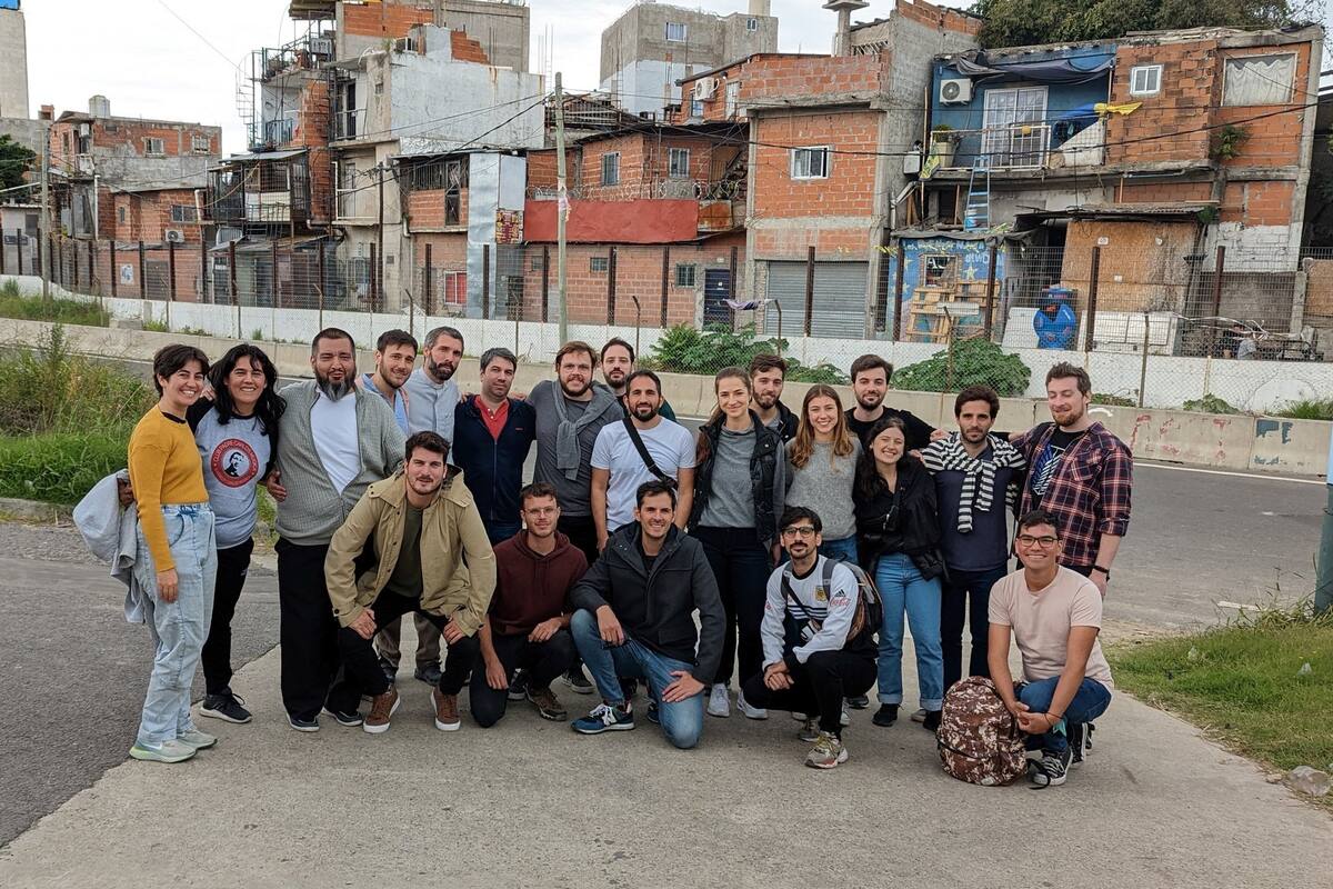 El equipo de Proof of Integrity en marzo de este año, frente al Barrio Mugica