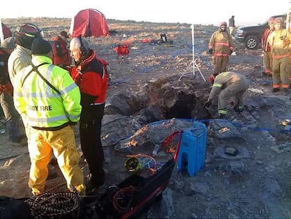 El equipo de rescate hizo todo lo posible para liberar al hombre; Foto Jason Olson,el 25 de noviembre del 2009