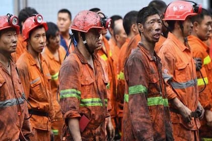 El equipo de rescate intenta perforar uno de los pozos para lograr encontrar a los mineros