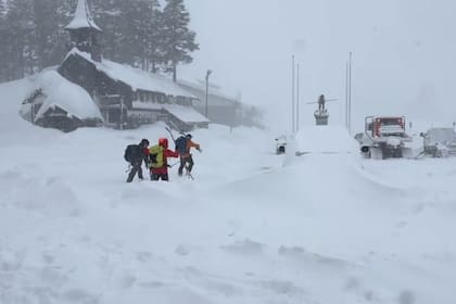 El equipo de rescate sigue en la búsqueda de nueve esquiadores desaparecidos