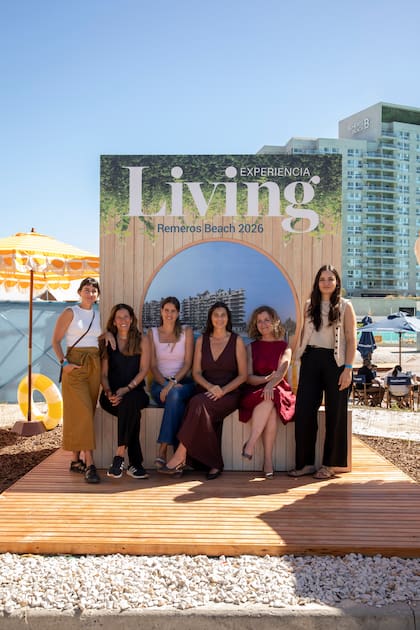 El equipo de Revista Living frente a la mega tapa.