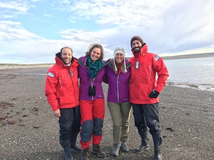 El equipo de Rewilding en Patagonia Azul: Matías Di Martino, Diana, Sofía Heinonen y Lucas Beltramino.