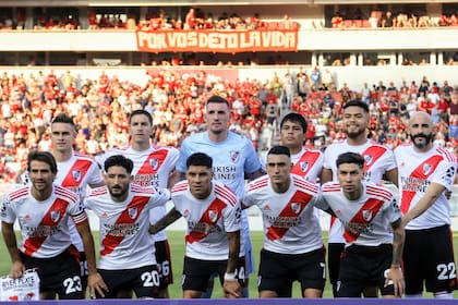 El equipo de River ante el Rojo, en el primer partido oficial de 2020