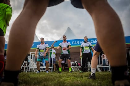 El equipo de running entrando en calor en la previa de la carrera.
