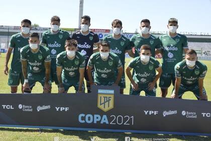 El equipo de Sarmiento, diezmado por 17 casos positivos de Coronavirus y obligado a jugar igual, posó con barbijos