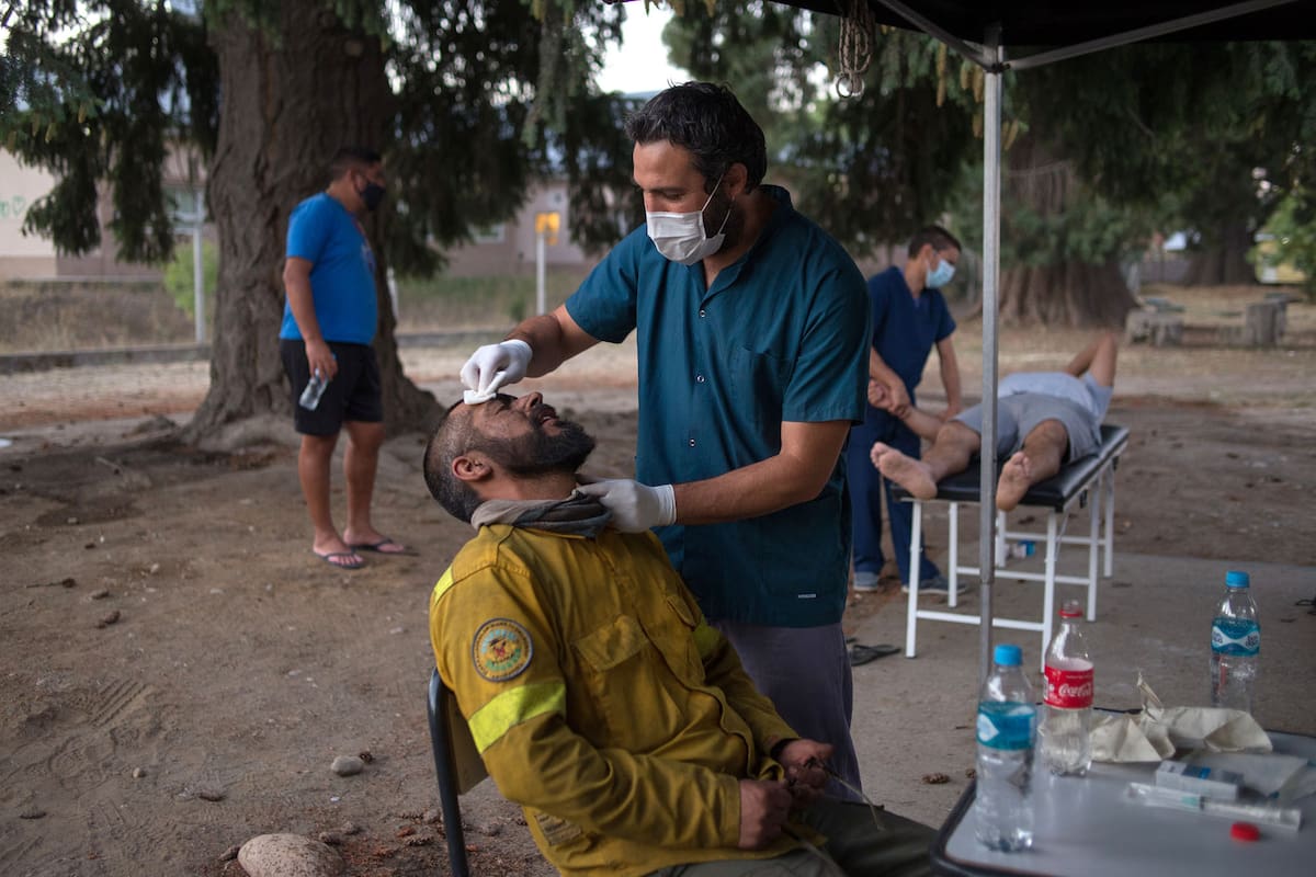 El equipo de SIARME, junto con médicos y enfermeros, prestan asistencia médica a los brigadistas que combaten el incendio en las cercanías de El Bolsón
