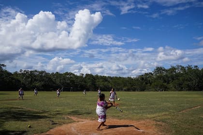 El equipo de softbol Amazonas practica en su campo comunitario. Como las Diablillas, juegan descalzas.
