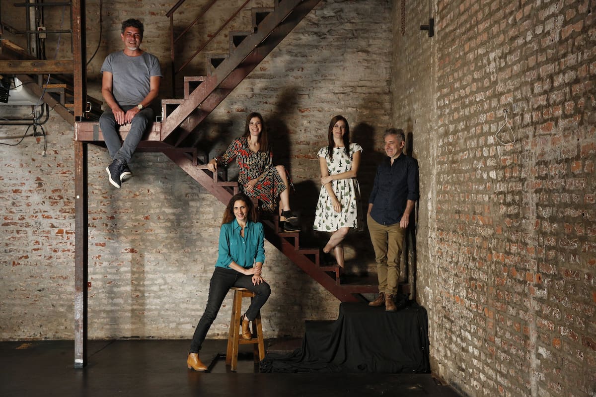 El equipo de Teatro líquido en su hábitat: el espacio Callejón