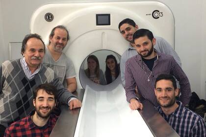 El equipo de técnicos argentinos detrás de la producción del primer tomógrafo desarrollado y fabricado en la Argentina.