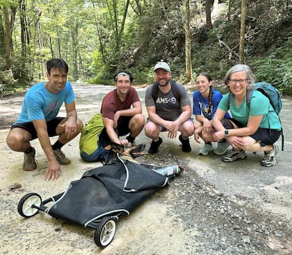 El equipo de voluntarios que rescató a la perra del bosque.