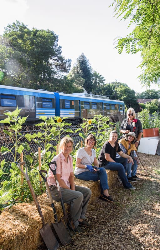 El equipo de voluntarios, siempre abierto a que se sumen otros para tener más “barrios comestibles”.
