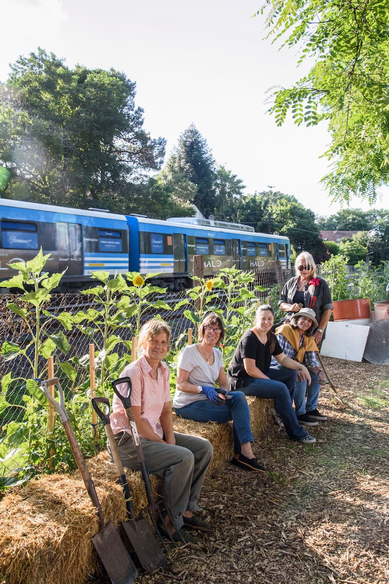 El equipo de voluntarios, siempre abierto a que se sumen otros para tener más “barrios comestibles”.
