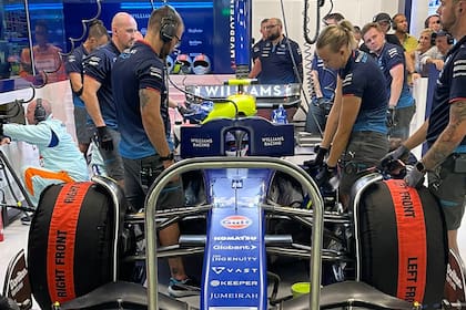 El equipo de Williams trabaja en el auto de Colapinto, en Singapur