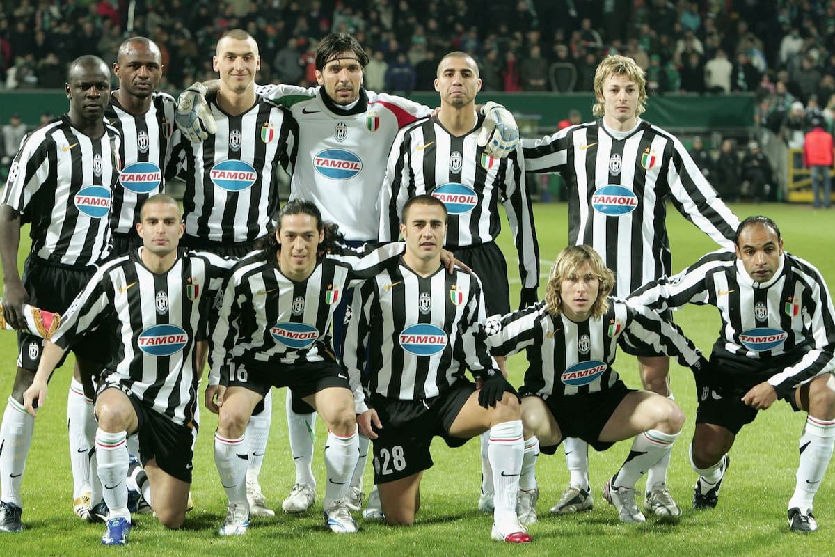 El equipo del escándalo, que ganaría el bicampeonato en 2006, pero le sería quitado: Thuram, Vieira, Ibrahimovic, Buffon, Trezeguet y Federico Balzaretti. Abajo: Blasi, Camoranesi, Cannavaro, Nedved y Emerson