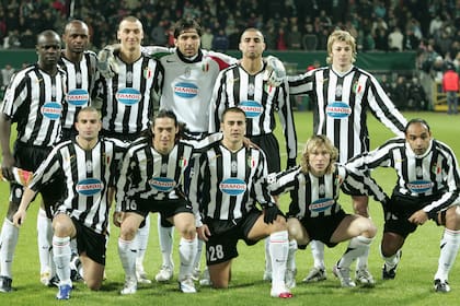 El equipo del escándalo, que ganaría el bicampeonato en 2006, pero le sería quitado: Thuram, Vieira, Ibrahimovic, Buffon, Trezeguet y Federico Balzaretti. Abajo: Blasi, Camoranesi, Cannavaro, Nedved y Emerson