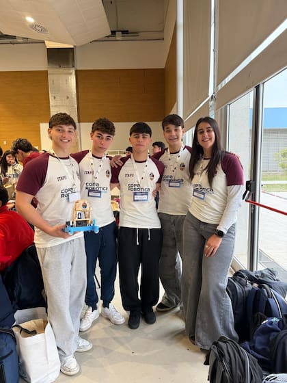 El equipo del Instituto Técnico Adrián P. Urquia con el robot que los llevó a la final