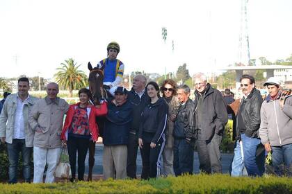 El equipo del stud Elsie rodea al potrillo Fauchón y a Rivero