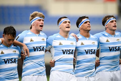 El equipo durante el himno