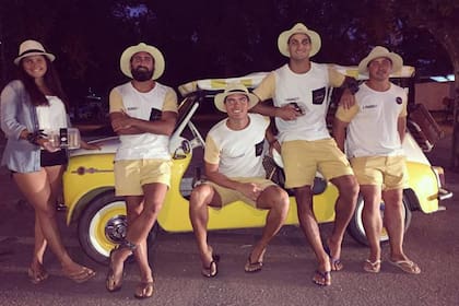 El equipo durante la campaña de entrega gratuita del producto en la playa