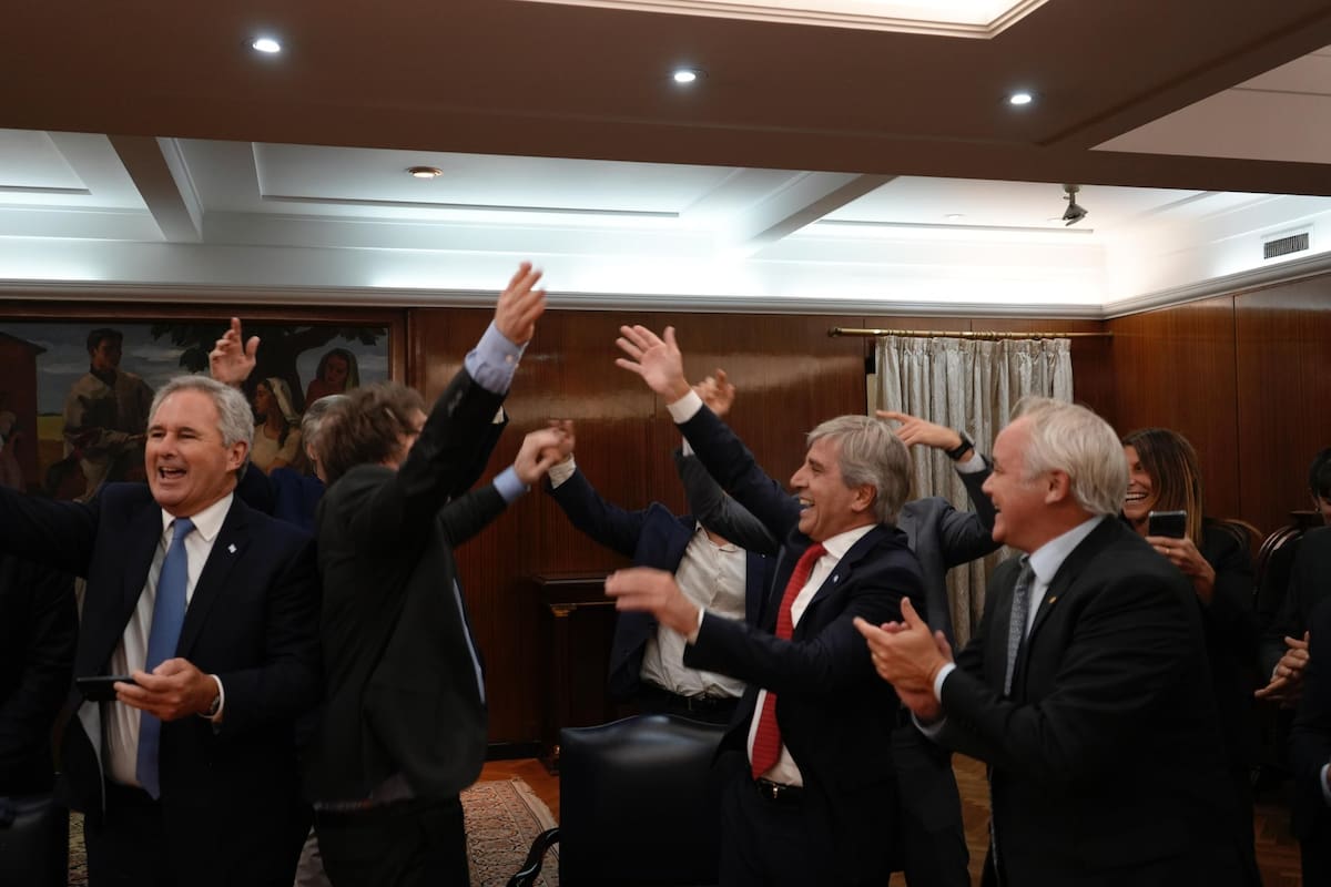 El equipo económico celebra junto al Presidente el cierre de la primera jornada tras la salida del cepo; las ironías estuvieron a la orden del día.