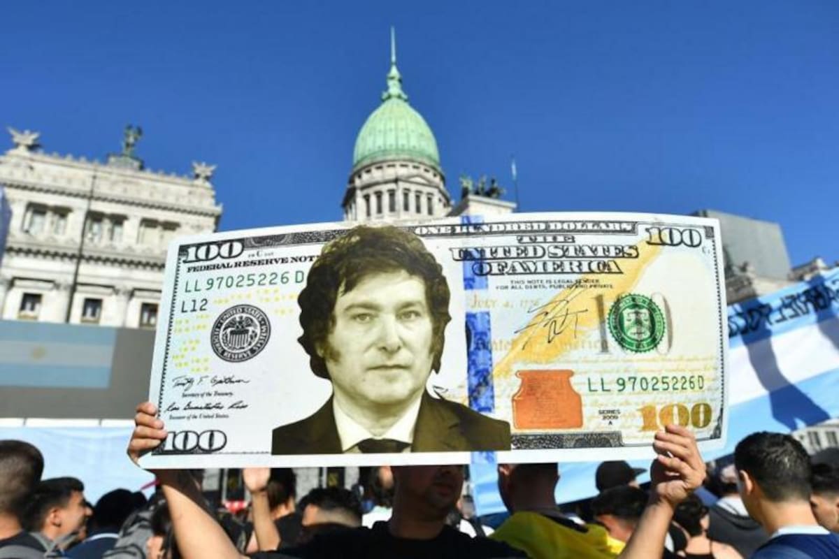 El equipo económico del Gobierno de Javier Milei suele insistir en que en la Argentina el dólar “flota”, aunque la realidad es más compleja