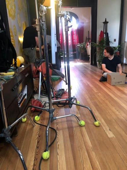 El equipo en acción. Las patas del trípode, con pelotas de tenis para no rayar el piso.