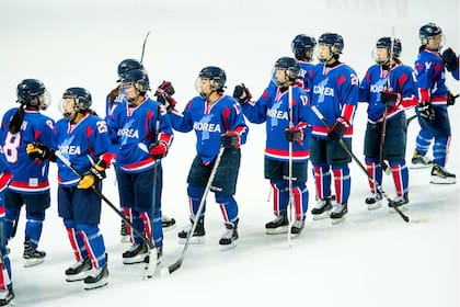El equipo femenino de hockey sobre hielo que integran en forma conjunta Corea del Sur y Corea del Norte, antes de encuentro ante Suecia en Incheon, Corea del Sur
