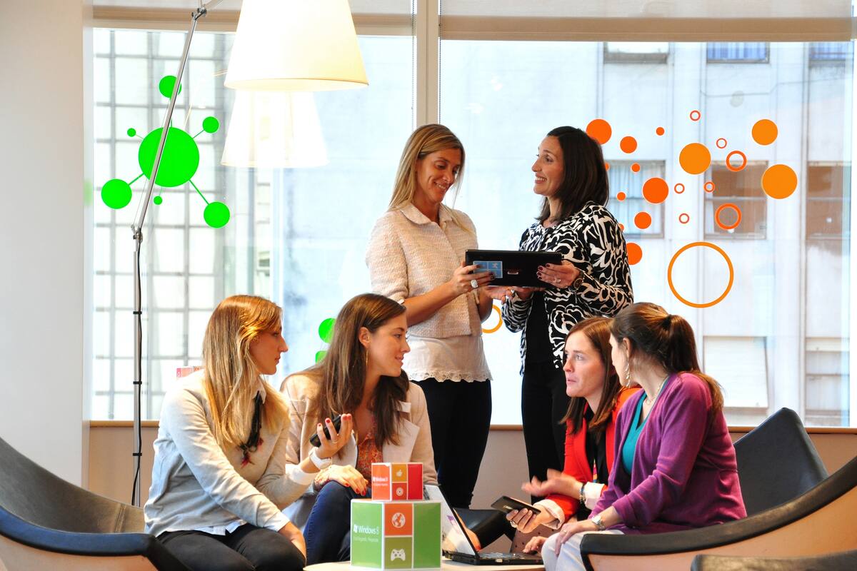 El equipo femenino de Microsoft en reunión; por decisión propia, ninguna se tomó más de seis meses de licencia por maternidad