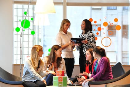 El equipo femenino de Microsoft en reunión; por decisión propia, ninguna se tomó más de seis meses de licencia por maternidad