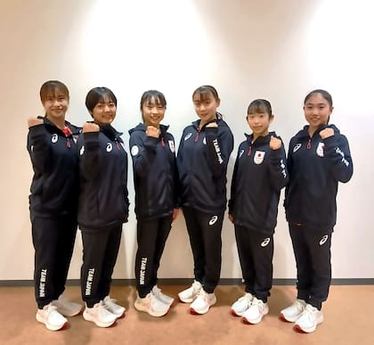 El equipo femenino japonés de gimnasia antes de partir a París para los Juegos Olímpicos. Shoko Miyata es la cuarta (de izquierda a derecha) Foto: Asociación Japonesa de Gimnasia
