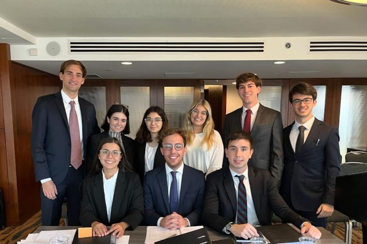 El equipo finalista de la Universidad Torcuato Di Tella y los coaches