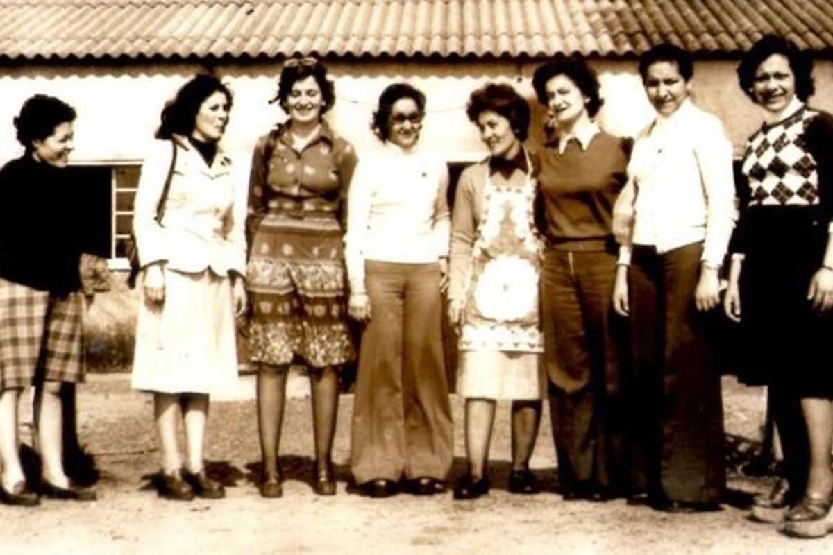 El equipo fundacional de Manos del Uruguay, con tejedoras, en 1968