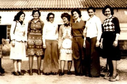 El equipo fundacional de Manos del Uruguay, con tejedoras, en 1968