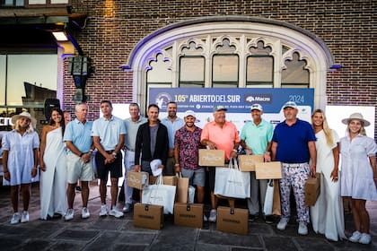 El equipo ganador del Pro-Am recibió premios de todos los sponsors, incluido Zurich.