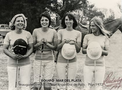 El equipo Mar del Plata, conformado por Sonia Mihanovich, Emilia Serantes, Luisa Miguens y Sol Rueda, en la inauguración de la sede Pilar de la AAP, en noviembre de 1972; el equipo se impuso sobre La Concepción por dos tantos contra uno