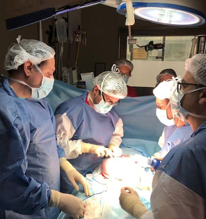 El equipo médico del Hospital Universitario Austral, durante la festoscopía realizada hace 52 días