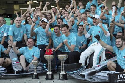 El equipo Mercedes festeja en Suzuka: por sexto año seguido es el campeón de la Fórmula 1.