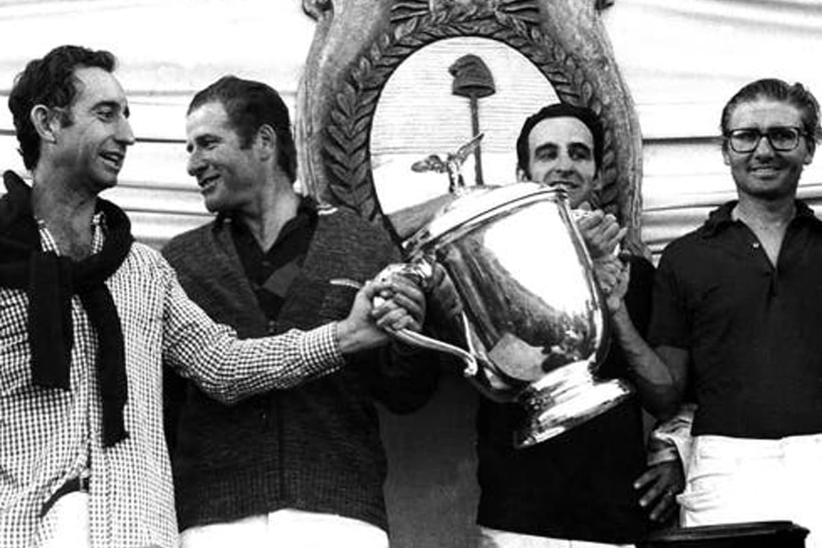El equipo multicampeón. Los hermanos Heguy y los Harriott con el trofeo de 1974.