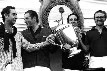El equipo multicampeón. Los hermanos Heguy y los Harriott con el trofeo de 1974.
