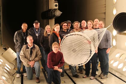El equipo de la NASA que trabaja en el desarrollo del paracaídas supersónico
