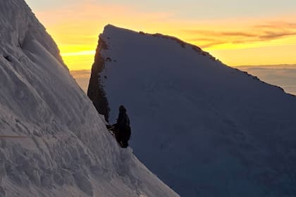 El equipo sorteó grietas cubiertas de nieve de más de 50 metros de apertura