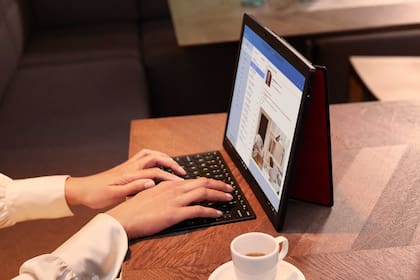 El equipo tiene un teclado Bluetooth que se guarda y se recarga entre las dos tapas cuando está plegado