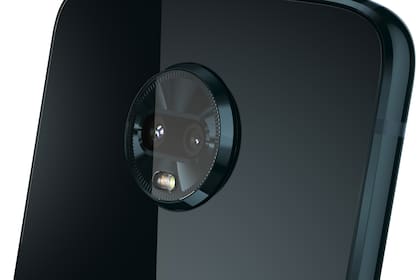 El equipo tiene una doble cámara trasera, con un sensor principal de 12 megapixeles y apertura f/1.7 y otro secundario de 5 megapixeles para editar el fondo