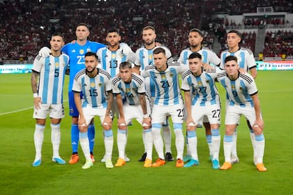 El equipo titular de la selección argentina que jugó ante Indonesia y le ganó 2-0 sin la presencia de Messi; la ausencia del 10, tema del presente y del futuro para el análisis de Scaloni