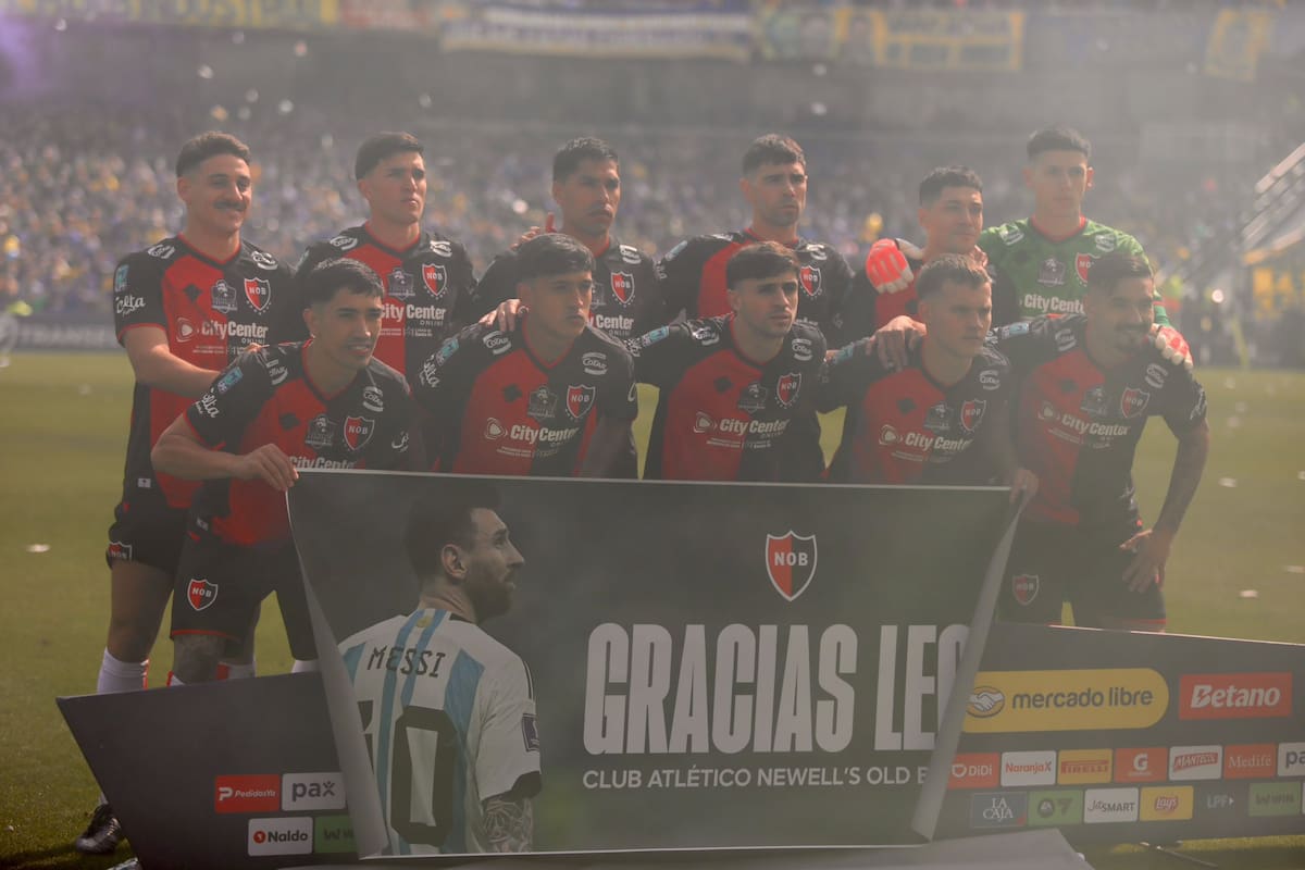 El equipo titular de Newell's en el clásico ante Rosario Central con un cartel que dice "Gracias Leo"