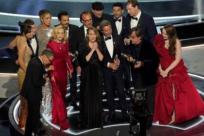 El equipo y elenco de CODA, al recibir el premio a la mejor película, el más importante de la noche de los Oscar