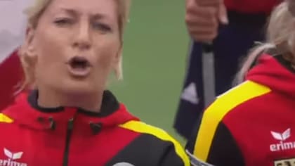 El equipo y los espectadores intentaron contrarrestar cantando ''Einigkeit und Recht und Freiheit'' (Unidad, justicia y libertad)